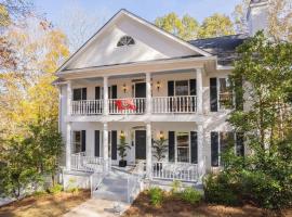 Large Luxury House, 4 King Beds & 21 Total, Hot Tub, Theater, Fireplace, Game Room, Ping-pong, Pool Table, Air Hockey, Arcade, River, Big Kitchen, Nice Porch, Quiet, Good for Families and Large Groups, Near UGA Golf Course, Close to UGA & Stanford Stadium，位于阿森斯的度假屋