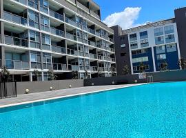 AQUA 306 POOLSIDE Luxury Apartment , Honeysuckle, NEWCASTLE FREE Parking，位于纽卡斯尔的带泳池的酒店