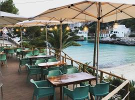 Hostal Playa，位于卡拉桑塔尼的住宿加早餐旅馆