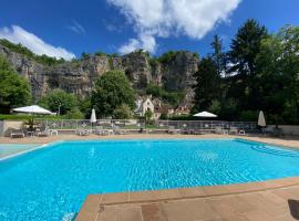 Logis Hôtels - Hôtel Restaurant Domaine Les Falaises，位于马尔泰勒的酒店