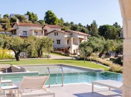 Kastri Elia Suites，位于尼基季的带泳池的酒店