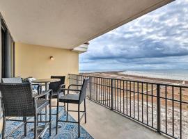 Beachfront Dauphin Island Condo Pool Access!，位于多芬岛的酒店