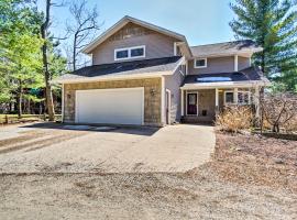 Walk to Lake Michigan Spacious Mears Home!，位于米尔斯的酒店