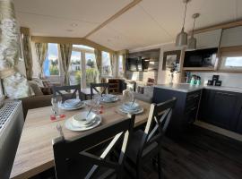Seton Sands Haven Holiday Park - Prestige Caravan，位于塞顿港的高尔夫酒店