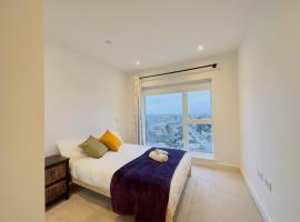 Luxurious Comfy Penthouse - Steps to East Croydon Train Station - Views，位于克罗伊登的酒店