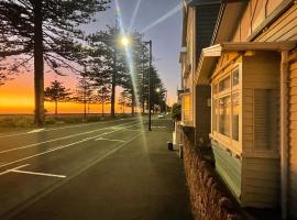 Beach Front Studio Napier，位于纳皮尔的酒店