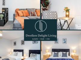 Dwellers Delight Living Ltd Serviced Accommodation Fabulous House 3 Bedroom, Hainault Prime Location ,Greater London with Parking & Wifi, 2 bathroom, Garden，位于齐格威尔的酒店