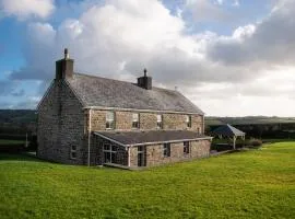Castell Y Waun- Beautiful and spacious country farmhouse with luxury Hot Tub & Grounds