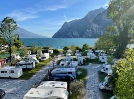 Al Lago Camping & Rooms，位于加尔达湖滨的酒店