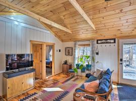 Hiking Trails On-Site Cozy Falls Brook Cabin，位于Williamsville Station的酒店