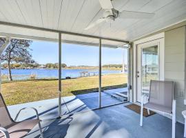 Private Dock and Grill Sunny Lake Weir Retreat!，位于Summerfield的酒店