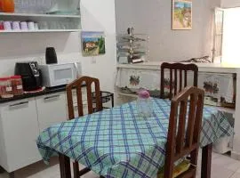 Casa com estacionamento coberto, localizada em Vila Sahy