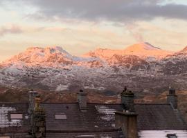 Cosy cottage in picturesque Snowdonia with stunning views of the Moelwyn mountains，位于布莱奈费斯蒂尼奥格的酒店