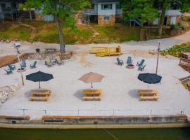 Lakeshore Fishing Cabin #3, Ramp, dock, fire pit，位于奥沙克湖的酒店