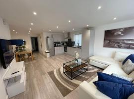 Maisy Lodge - Two Bed Lux Flat - Parking, Netflix, WIFI - Close to Blenheim Palace & Oxford - F2，位于基德灵顿的酒店