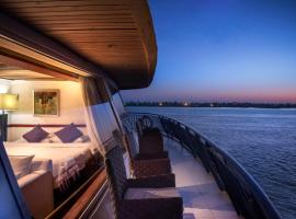 Nile Cruise 3 & 4 & 7 Nights included tours，位于卢克索卢克索国际机场 - LXR附近的酒店