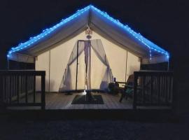Cozy Glamp Tents at Wildland Gardens，位于Joseph的豪华帐篷