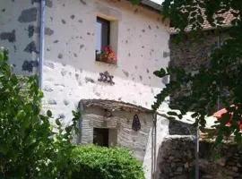 Ancien pigeonnier restauré avec terrasse, terrain clos et équipements bébé à Sarlanges, Retournac - FR-1-582-167