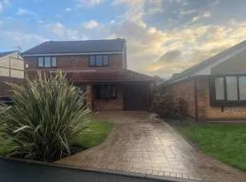 Modern home in quiet neighbourly street, perfect for Work From Home, quick links to centre