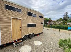 Tiny house with extended camping area for large groups，位于别霍港的小屋