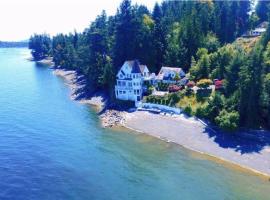 Vancouver Castle Waterfront with hot tub beach downtown，位于彻梅纳斯的宠物友好酒店