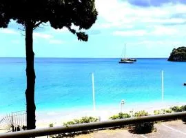 Taormina, casa mediterranea sul mare. Isola Bella.