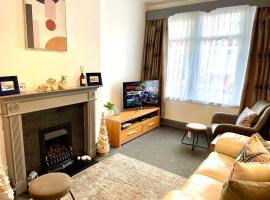 Entire holiday home in Blackpool with free parking and a private patio garden，位于布莱克浦的酒店