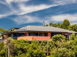 Aorere House - Collingwood Holiday Home，位于科灵伍德的海滩短租房