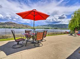 Waterfront Osoyoos Lake Cottage with Beach and Patio!，位于Oroville的海滩短租房