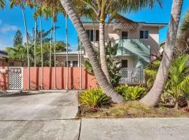 Art Deco Apt w Pool One Mile to Beach Pets Welcome