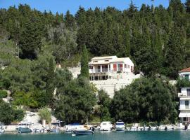 Cliff Top Pool Villa over-looking Lakka Bay Paxos，位于拉卡的酒店