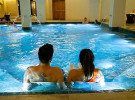 Buona Vitta Gramado Resort & Spa by Gramado Parks，位于格拉玛多的带泳池的酒店