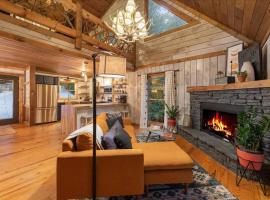 February Savings! 3 King Beds! Creek! Hot Tub!，位于蓝岭的酒店