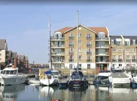 Fabulously located Marina apartment - marina views