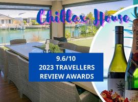 CHILLAX HOUSE - Luxury, Canals, Jetty, Family Friendly - Sleeps 14 in Style!，位于曼哲拉的酒店