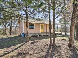 Clayton Cabin Rental Near Sardis Lake!，位于Clayton的酒店