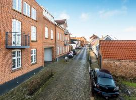 Stunning Apartment In Struer With Kitchen，位于斯楚厄的酒店