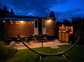 Poachers Hut at Keepers Cottage - Hot Tub & Pizza Oven - Trossachs，位于门蒂斯港的低价酒店