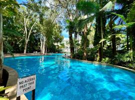 Palm Cove Beachside Apartments - Pool and Garden Views，位于棕榈湾的酒店