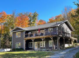 Mountain House in the Heart of Haliburton, Mins to Lake，位于哈里伯顿的滑雪度假村