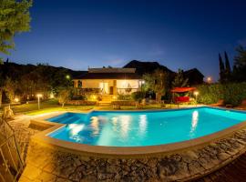 Villa Gana-Green Oasis with Heated Pool，位于Buna的酒店