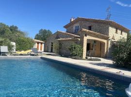 Villa Masada location saisonnière Ardèche-Provençale，位于Larnas的酒店