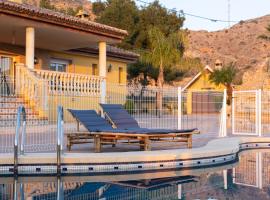 Casa Rural Familiar Piscina Sierra Balumba，位于Cobatillas的乡间豪华旅馆