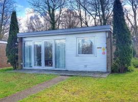 Watkin - Snowdon Cabins Dog friendly holiday let - Caernarfon，位于Caeathro的度假园