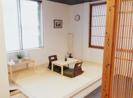 Spacious One Room Apartment for up to 5ppl w Kitchenette，位于熊本Yakumo Koizumi Kumamoto Former House附近的酒店