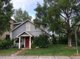 1915 Coastal Historical Log Home #1 Spot Downtown!，位于安克雷奇的乡村别墅