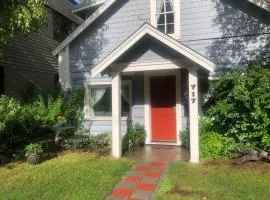 Coastal Cabin - Downtown Historical Log Home