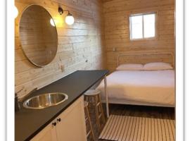 Our Cabin Bed & Breakfast，位于耶洛奈夫机场 - YZF附近的酒店
