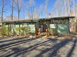 Pocono Pines, Lake Naomi 4 bedrooms, 2 full bath，位于Pocono Pines的度假屋