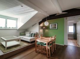 Mansarda Verde by Quokka 360 - cosy attic apartment with lake view，位于蓬泰特雷萨的酒店